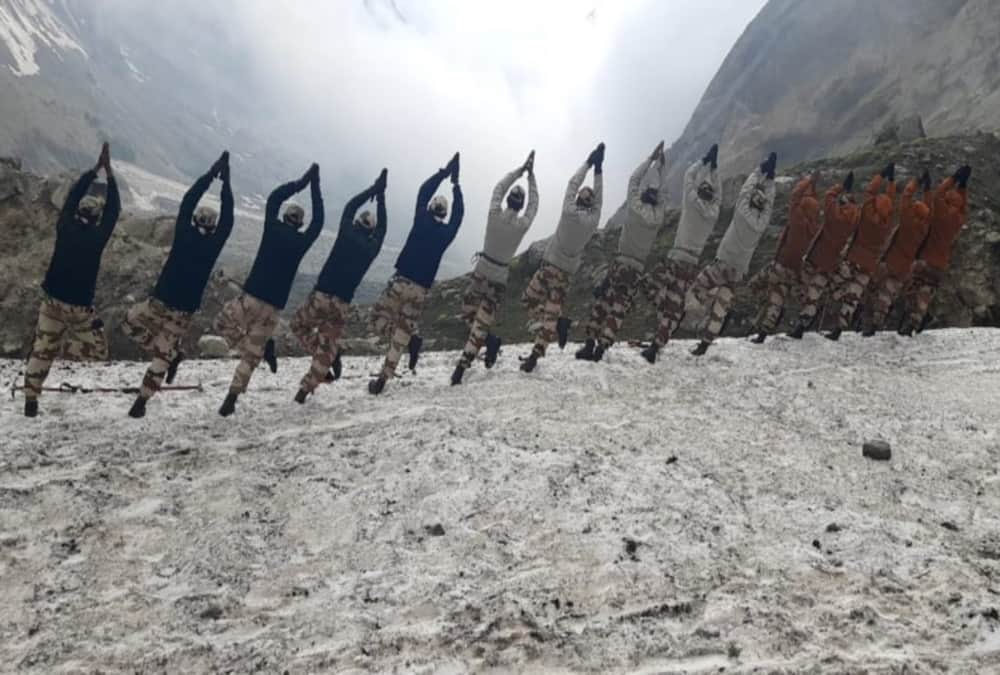International yoga day 2020: ITBP Soldiers Doing Yoga in Snow on 14000 ft height in uttarakhand