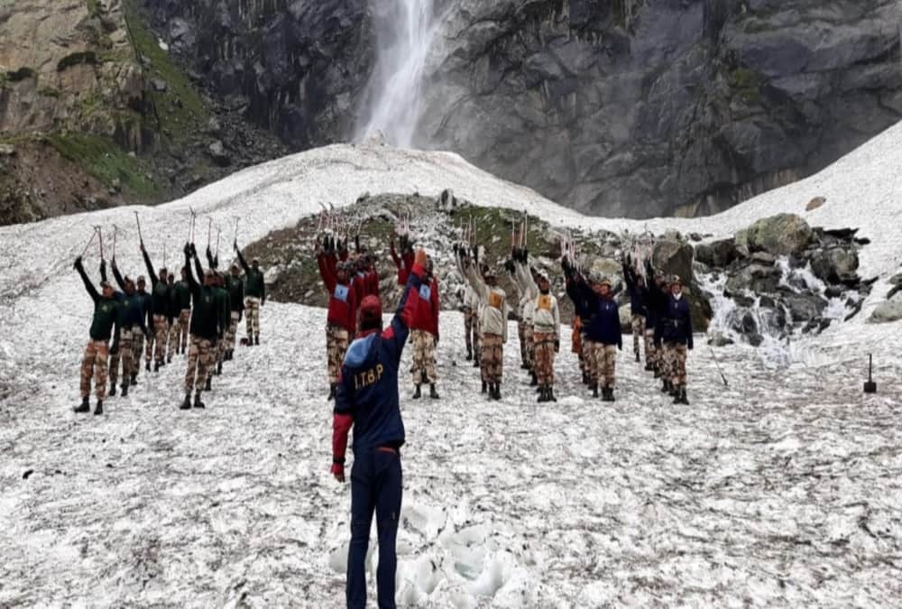 International yoga day 2020: ITBP Soldiers Doing Yoga in Snow on 14000 ft height in uttarakhand