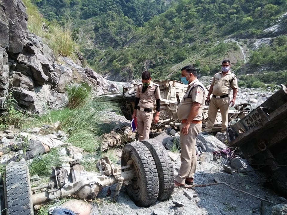 Crane and car fell into Yamuna river on Yamunotri road, two killed, one injured