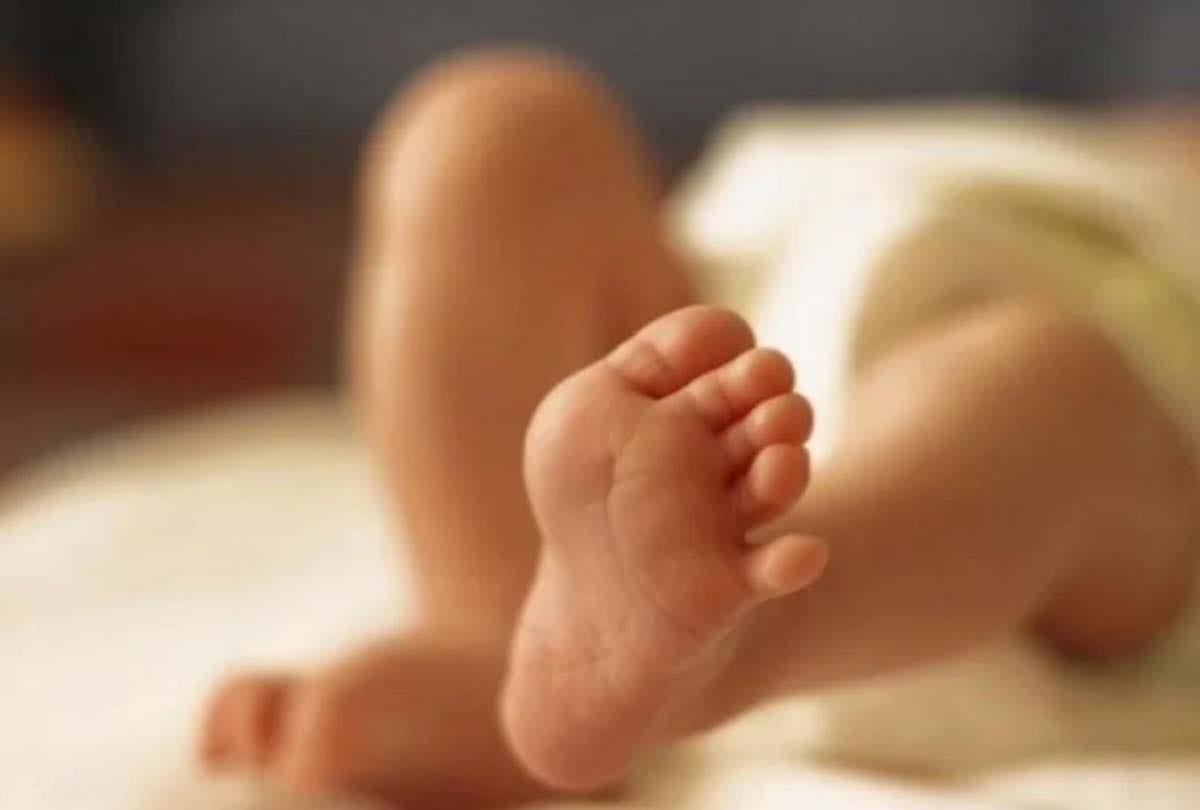 mother left the newborn baby in the bag in the temple in mahoba