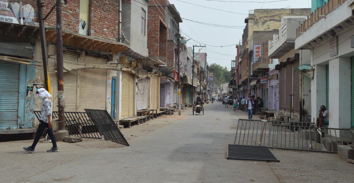 Hathras: People removed barricades at many places in hotspot area