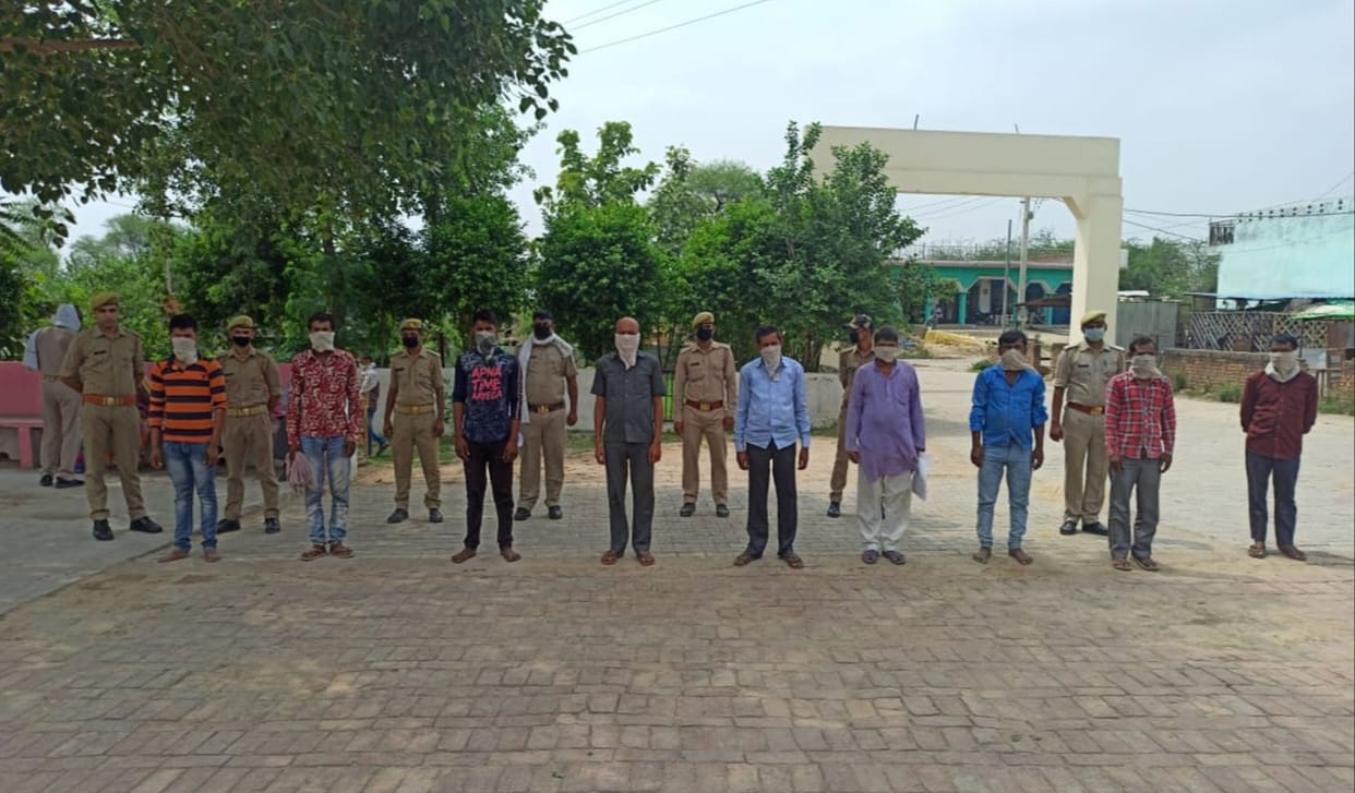 pulisakarmiyon par hamale ke nau aaropee giraphtaar
