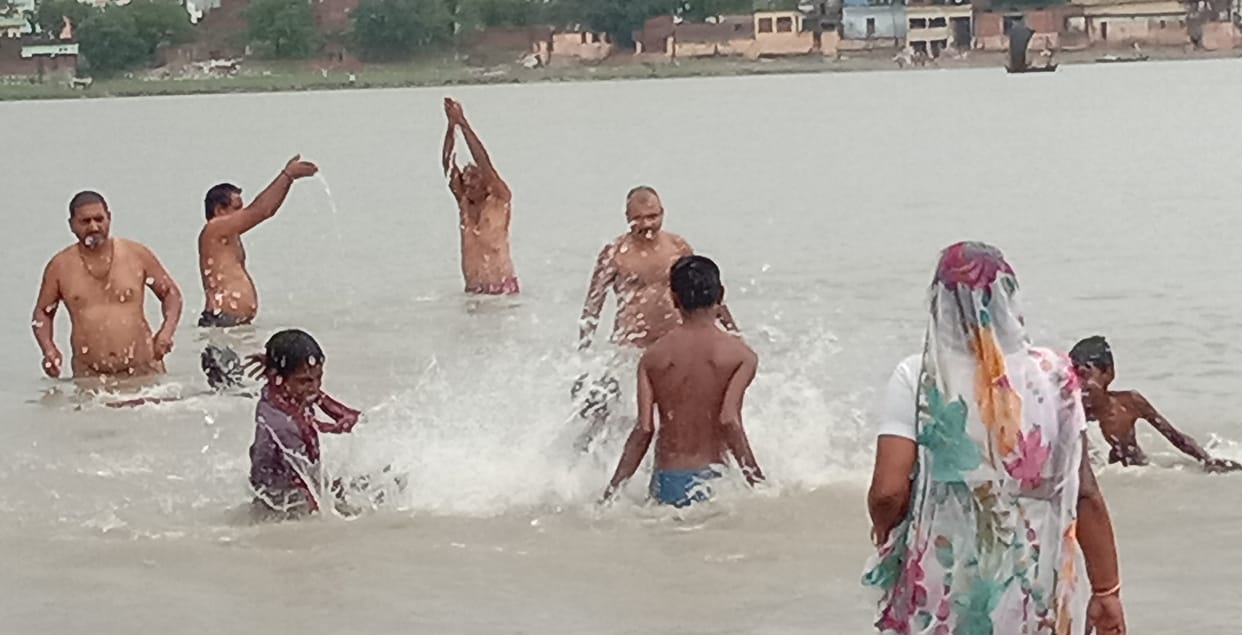 After the solar eclipse, devotees bathe in the river, holy pools