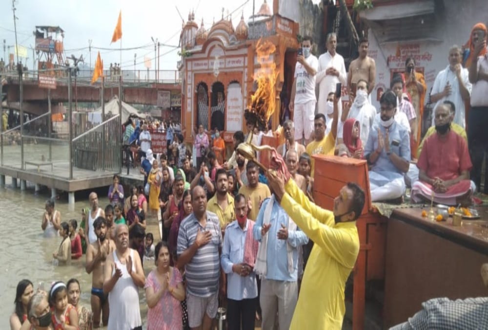 Surya Grahan 2020 Latest News in Hindi: Public Took Holy Dip in Ganga on har ki pauri after Solar Eclipse