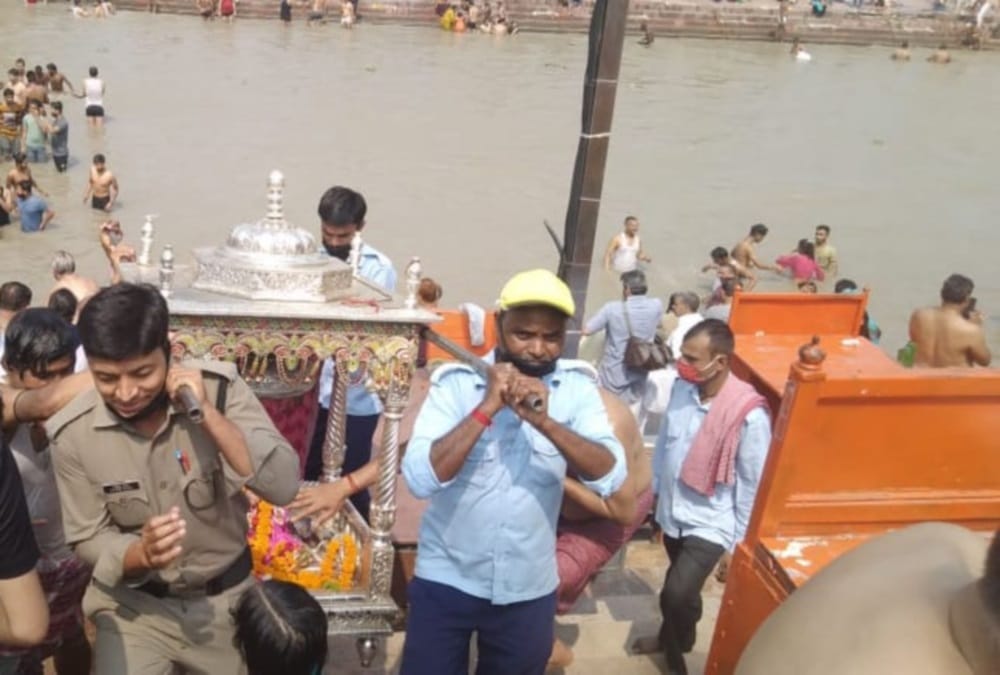 Surya Grahan 2020 Latest News in Hindi: Public Took Holy Dip in Ganga on har ki pauri after Solar Eclipse