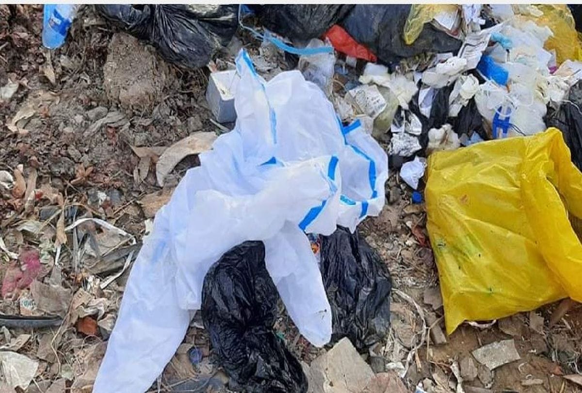 Varanasi: Medical waste being thrown on the road, increased risk of infection
