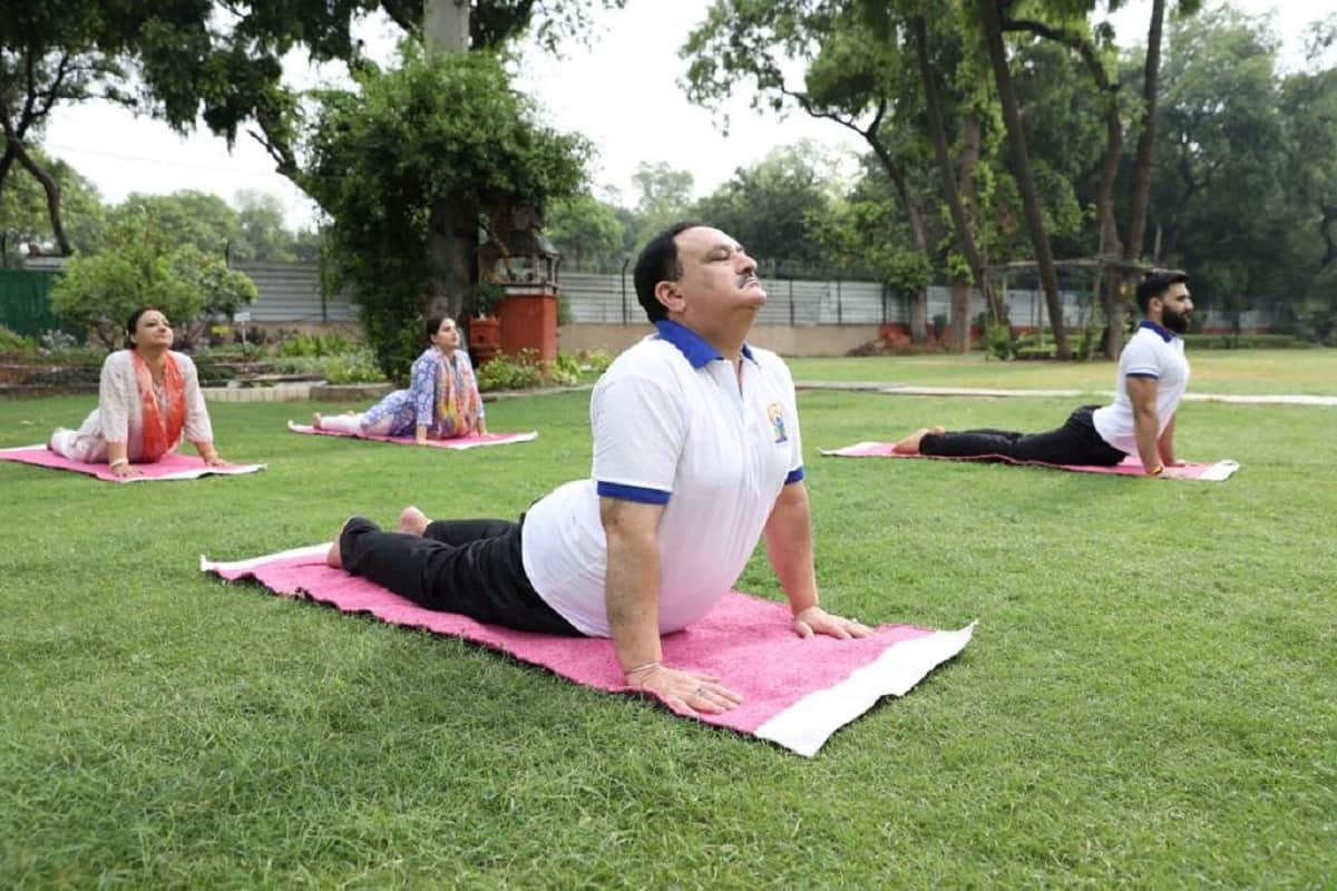International Yoga Day 2020: Ram Nath Kovind PM Narendra Modi Amit Shah Arvind Kejriwal Bhupesh Baghel and other Leaders perform yoga at homes