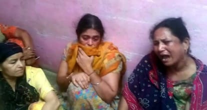 बटाला के गुरु नानक नगर में युवक द्वारा फंदा लगाकर जान देने के बाद युवक की बहन विलाप करती हुई।