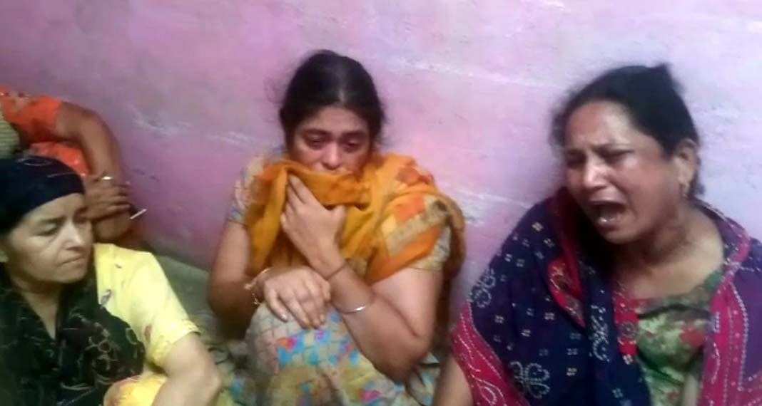 BSF arrested two farmers for bringing weapons from across the fencing