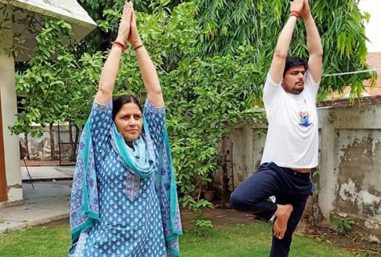 People perform yoga im many places of Haryana and Punjab, see the photos