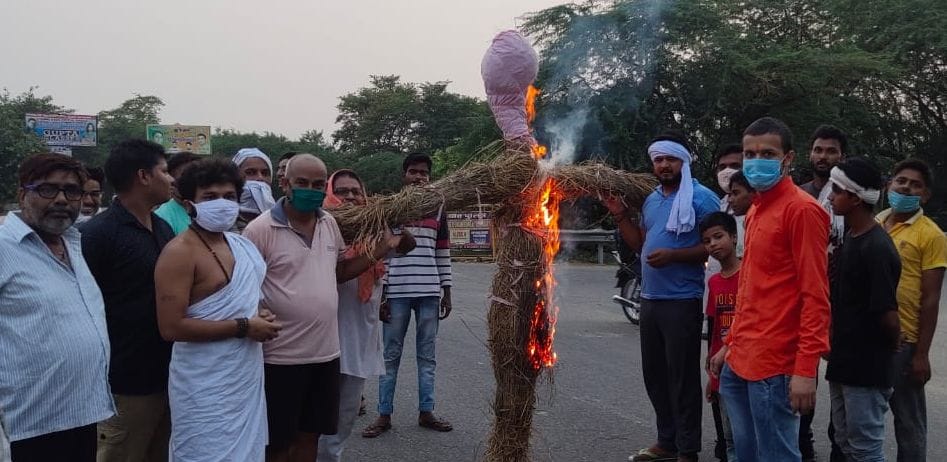 anger are up in peoples, fire the statue of president of china also burn the flag