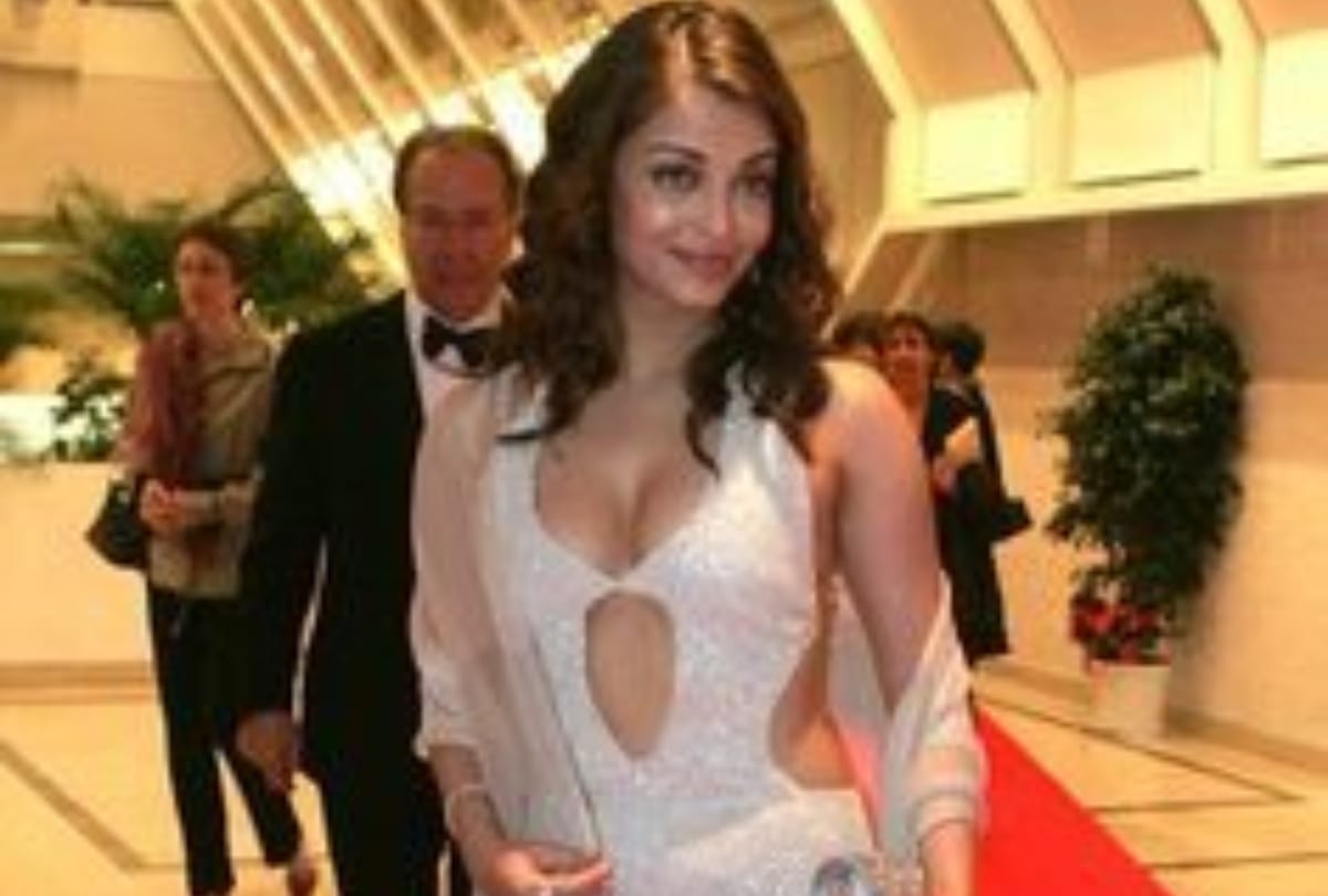 when aishwarya rai walk the cannes red carpet in flat footwear and got negative comment for look