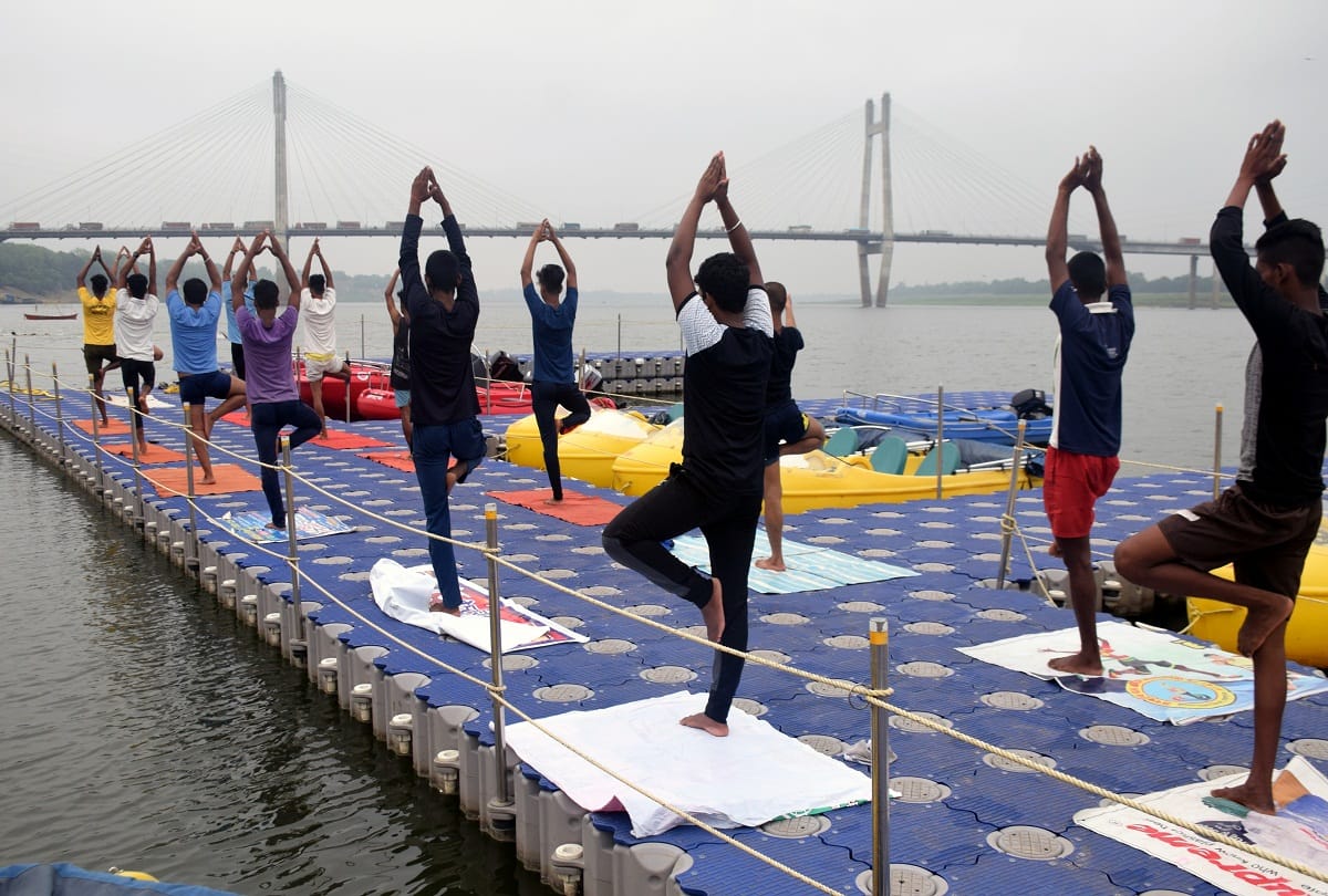 yoga day: honorable people did yoga at home