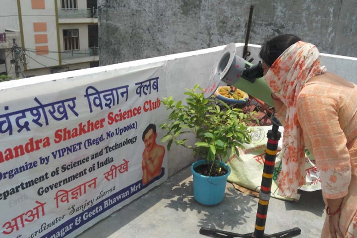 Solar ecalipse: reflection on paper, support of X-ray somewhere, it is how people see the surya grahan