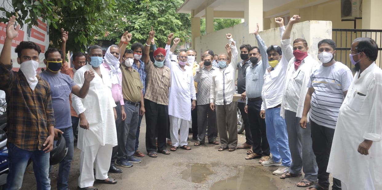trademen demanded from government not to take the mandi fee and user tax
