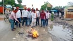 चीन के राष्ट्रपति का पुतला फूंकते करणी सेना के सदस्य।