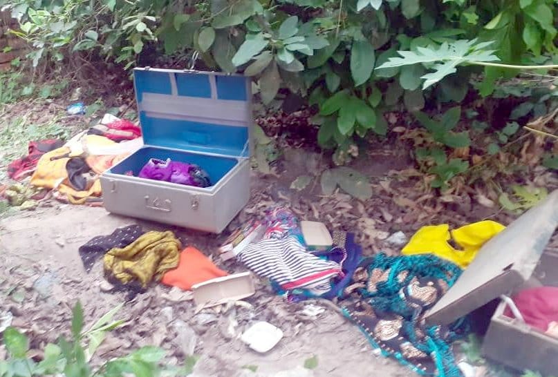 Lakhs stolen from two houses by plucking