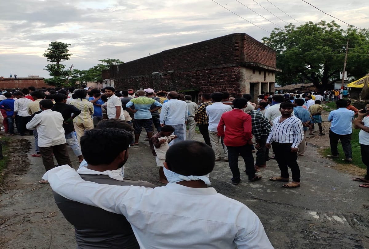 Villagers ruckus over burial of corona positive advocate body in domariyaganj