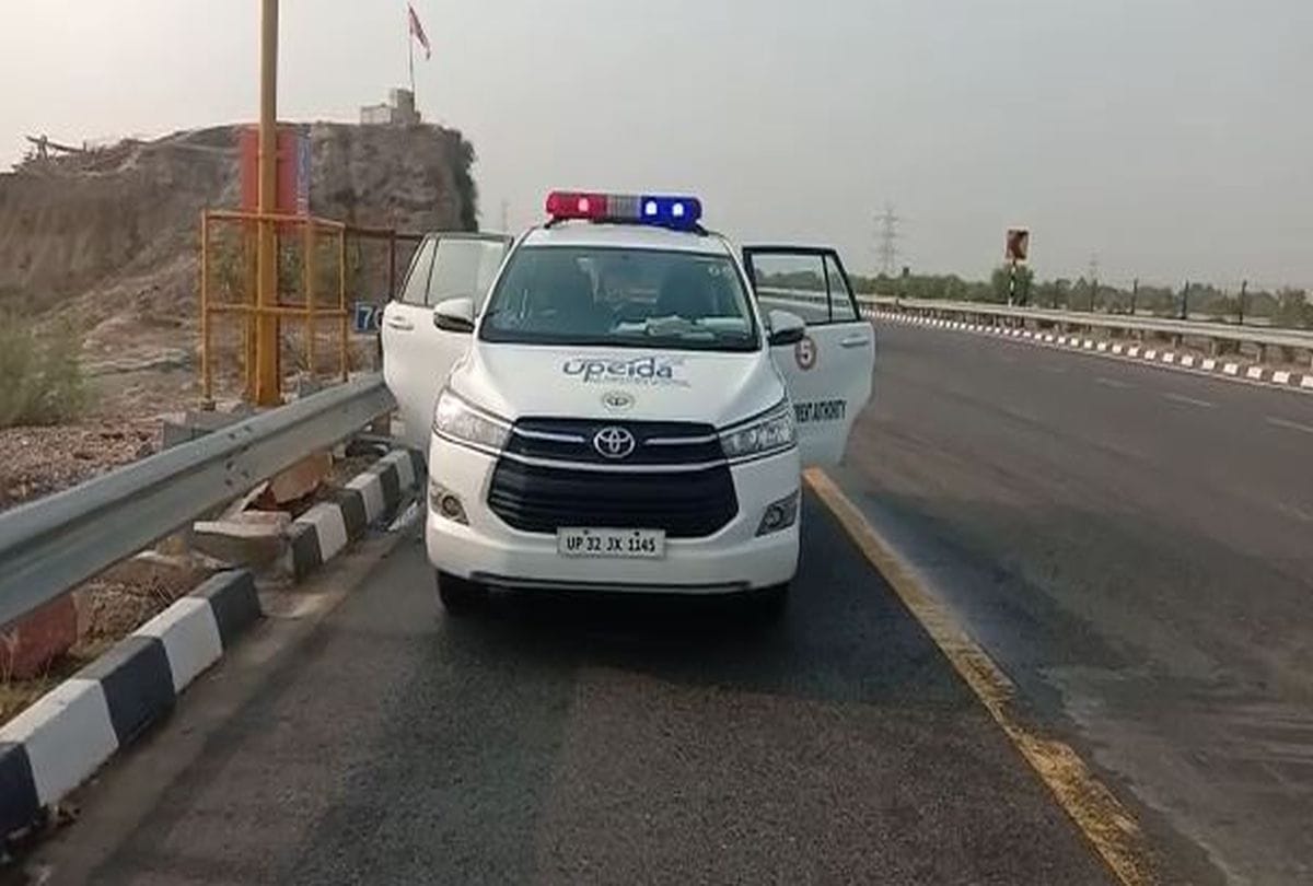 Accident On Agra Lucknow Express Way Trolla Bus Clashed One Died