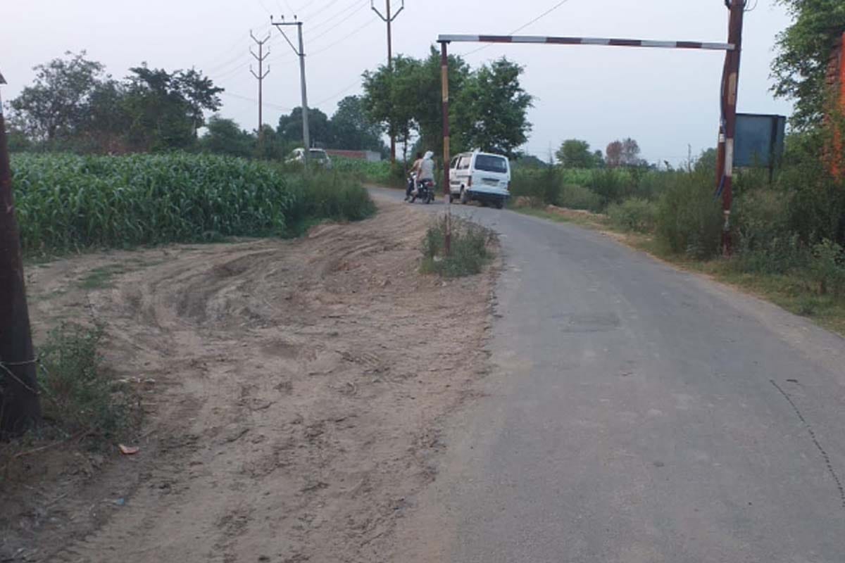 three died several injured in an accident after a truck hit the high tension line in meerut