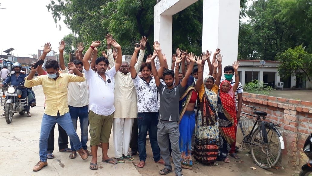 angry villagers surrounded the police station due to not filing a murder case