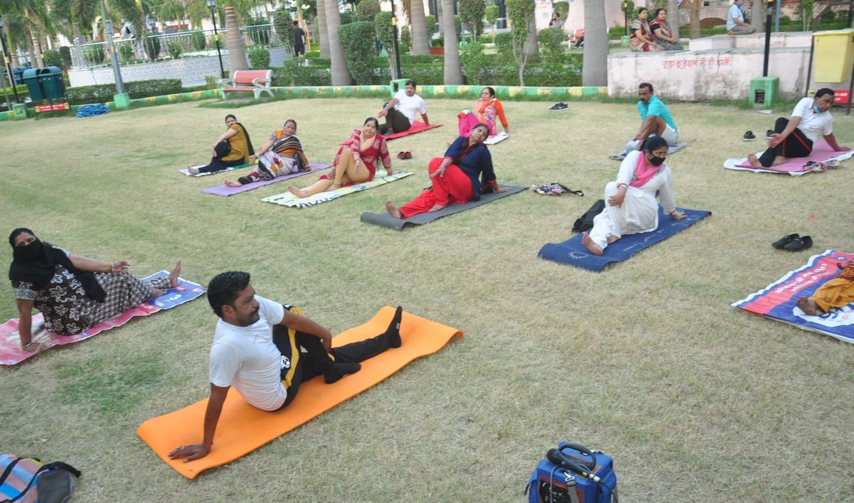 gar me kre ya park me, rehna hai nirog to roj kre yog