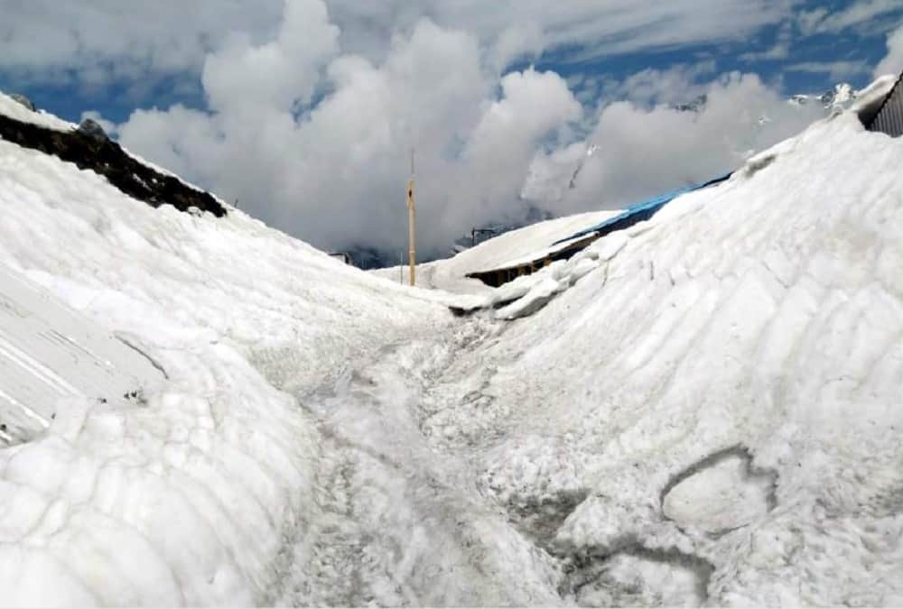 Snow Covered Hemkund sahib till now, Lake Also Freeze, Suspense on yatra