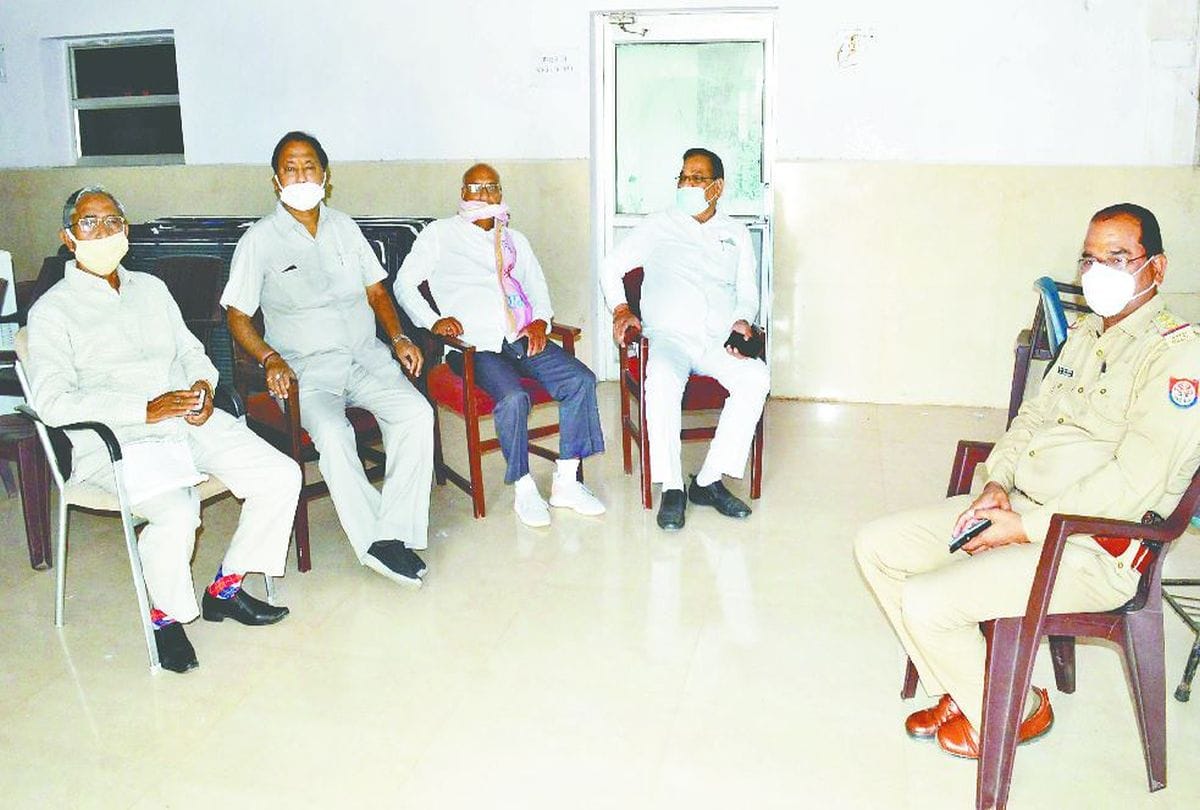 Police detained Congress leaders in mathura