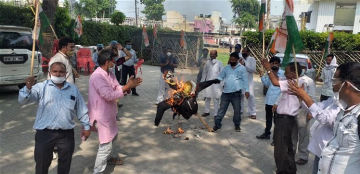 Congress furious over price hike in petroleum, burnt effigy of central government
