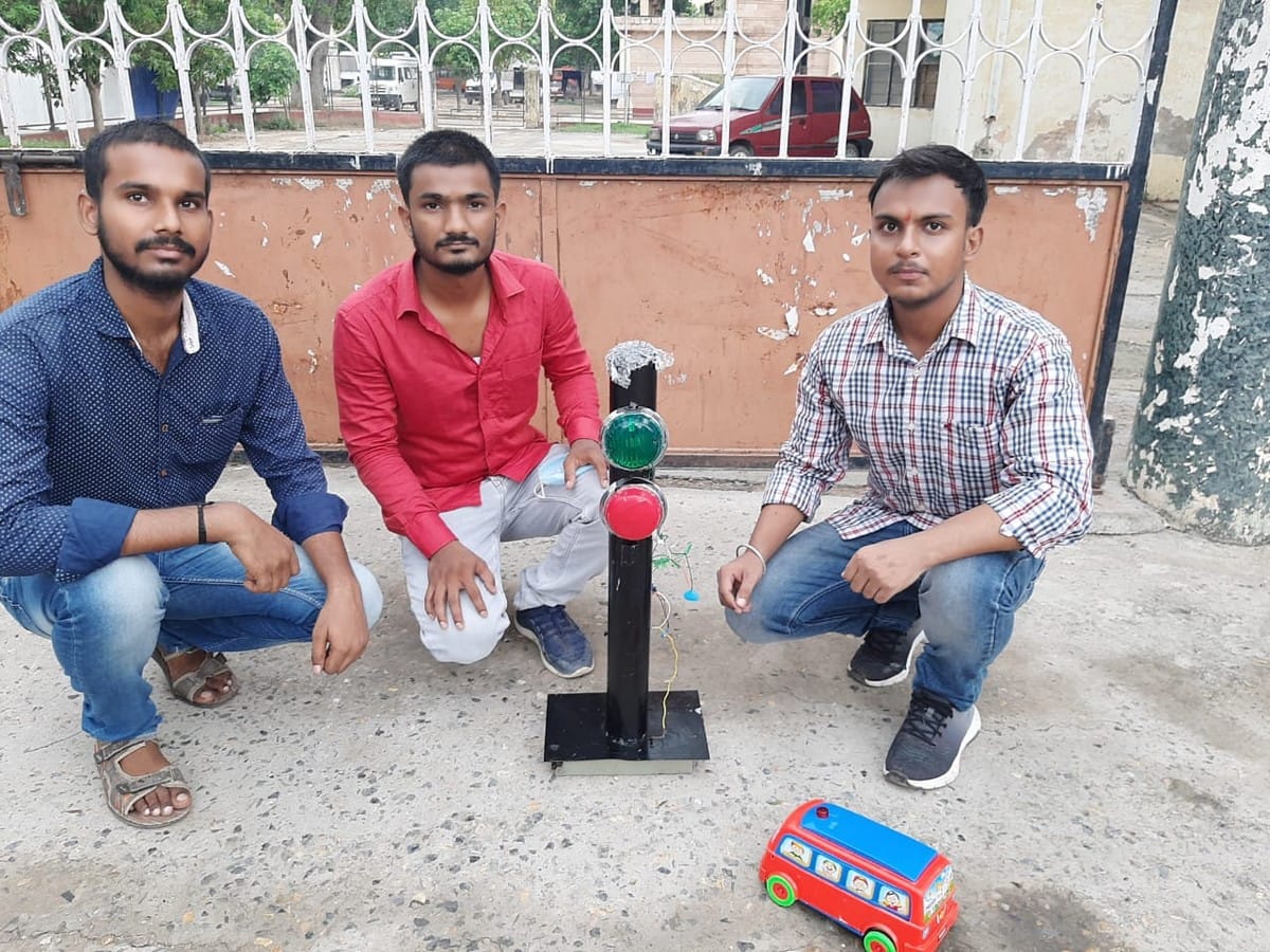 Engineering students made a model of smart ambulance in varanasi