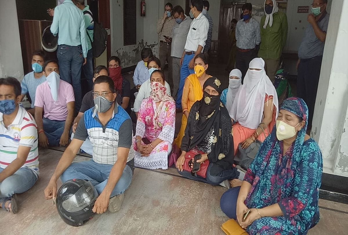 Guardian Protest Against Fees And School Books Of St. George's School   Unit II Agra