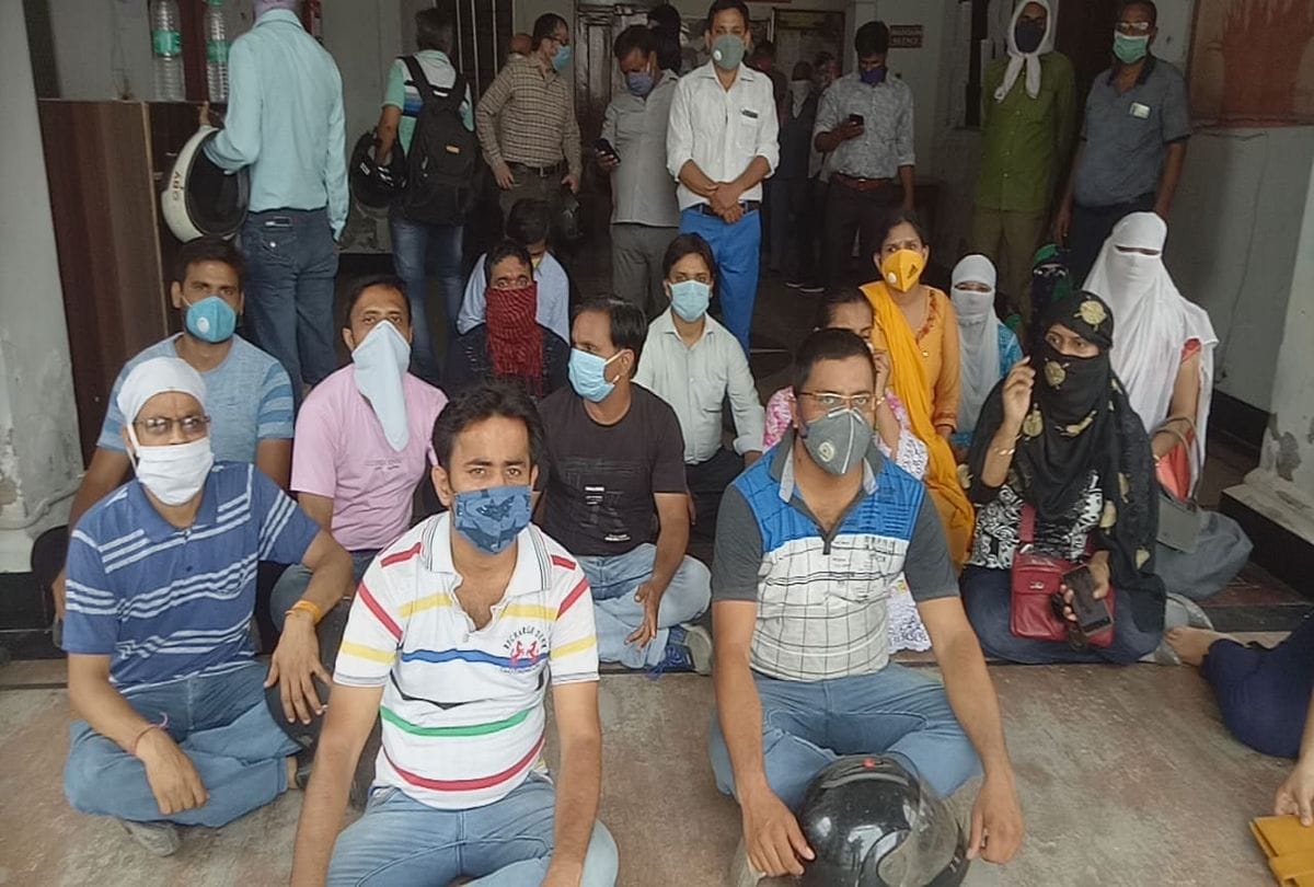 Guardian Protest Against Fees And School Books Of St. George's School   Unit II Agra