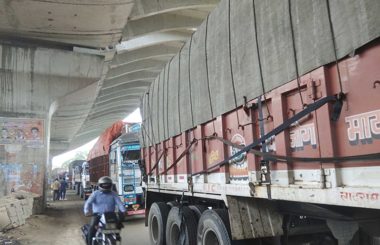 Highway jammed, brake on the speed of vehicles