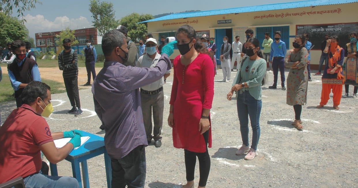 maask pahanakar chhaatron ne dee bord pareekshaen deen