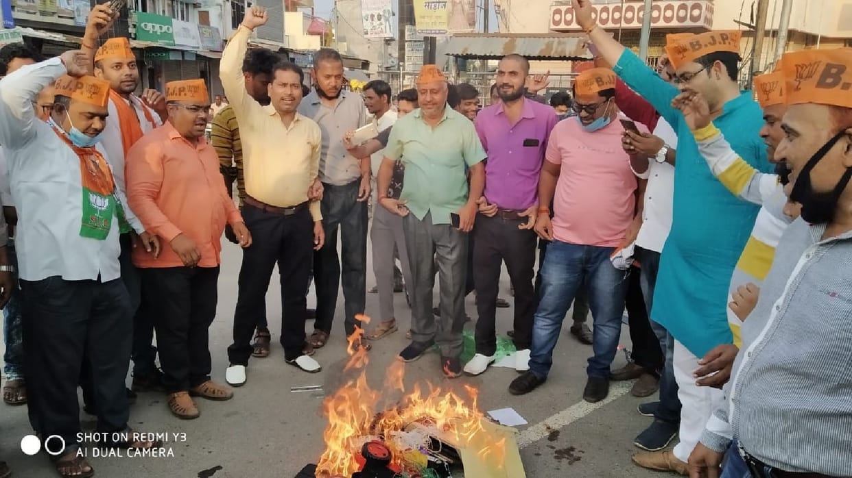 BJP workers burnt effigy of Chinese President