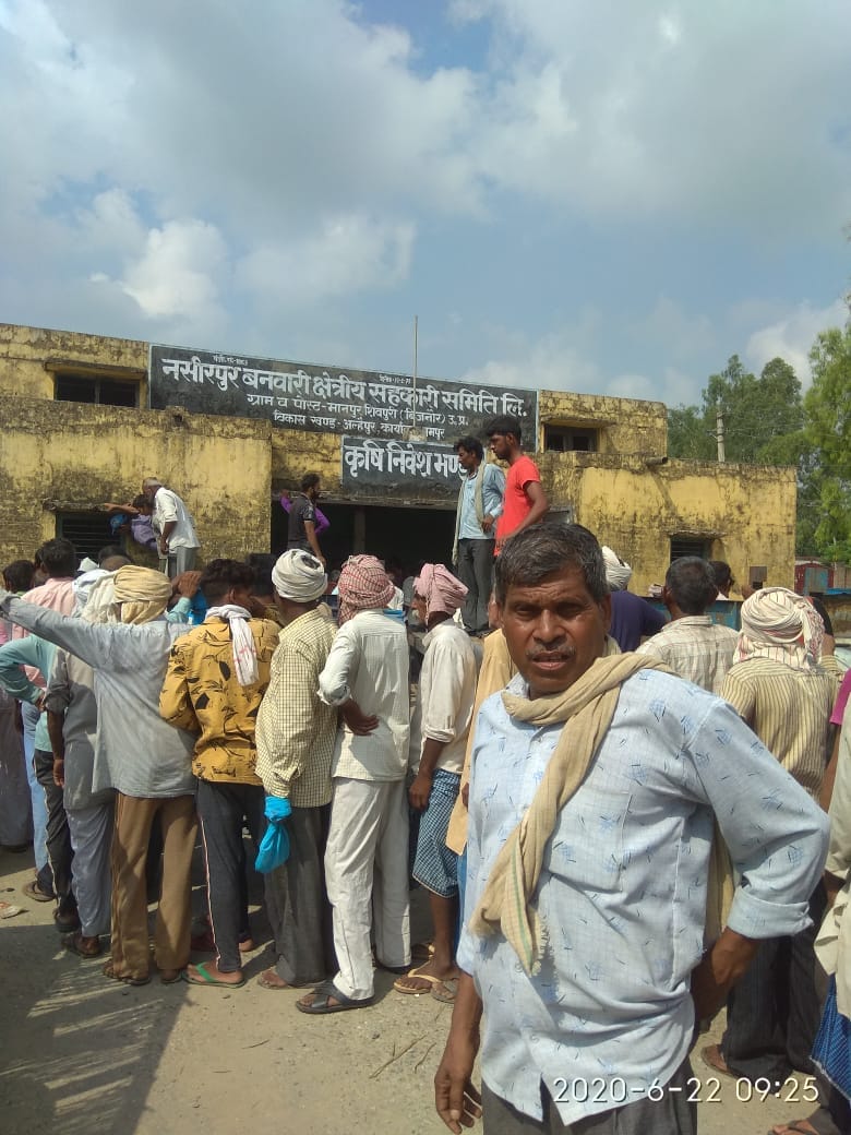 Commotion of farmers on committee due to non-availability of urea