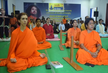 Prayagraj: Thousands of people did yoga by joining Amar Ujala's yoga school