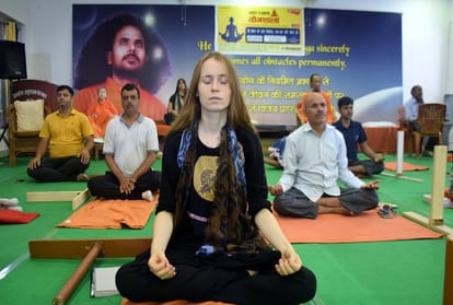 Prayagraj: Thousands of people did yoga by joining Amar Ujala's yoga school