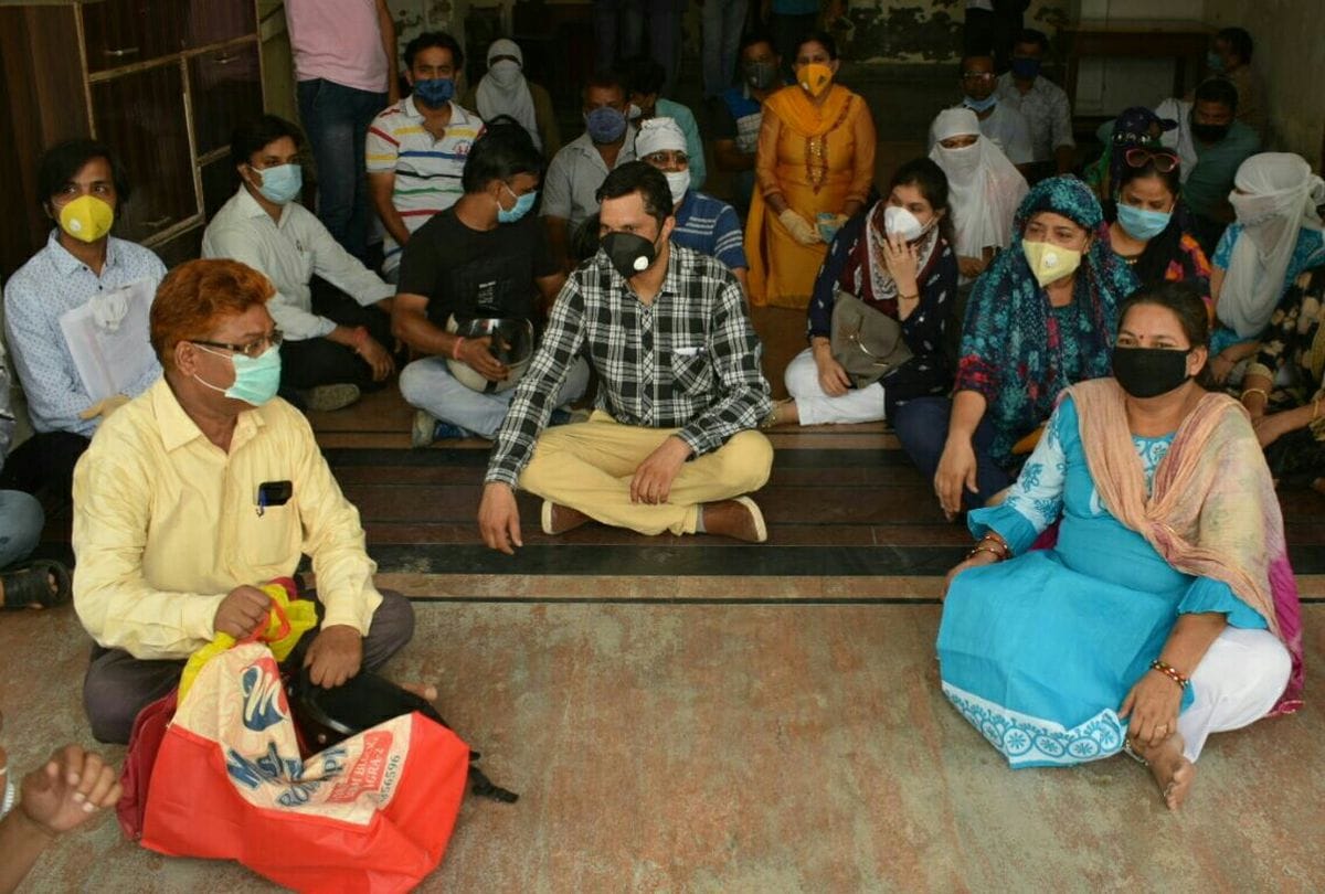 Guardian Protest Against Fees And School Books Of St. George's School   Unit II Agra