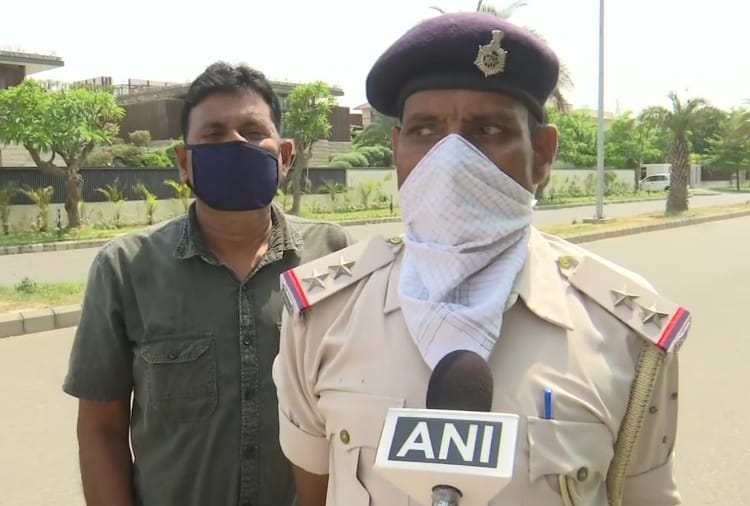 Bihar police sitting outside MLA Navjot Singh Sidhu's residence in Amritsar