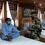 घायल जवानों से मुलाकात करते सेनाध्यक्ष एमएम नरवणे