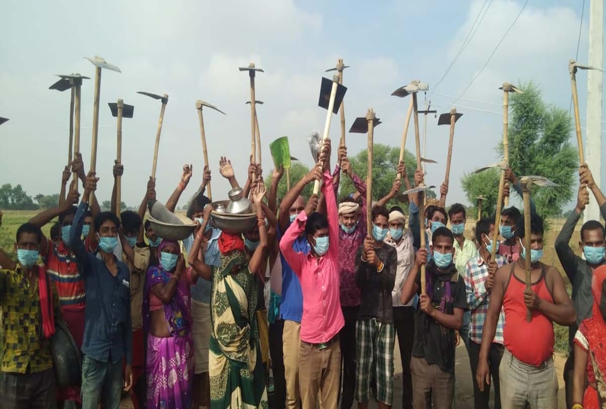 Angry MGNREGA workers protesting for not getting work in jalaun