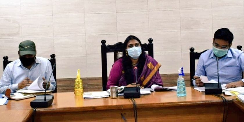 Give benefits of government schemes to eligible people: DM