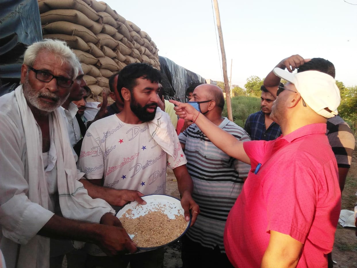On the orders of the Deputy Chief Minister, a scramble with the manager of the warehouse, who came to check the wheat