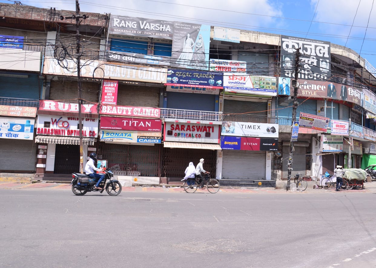 The morning crowd in the market, silence after noon
