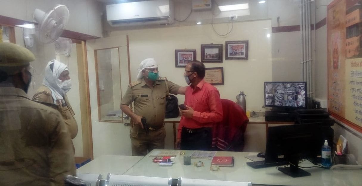 decoits attack in bank, bank workers  not blow sayarn
