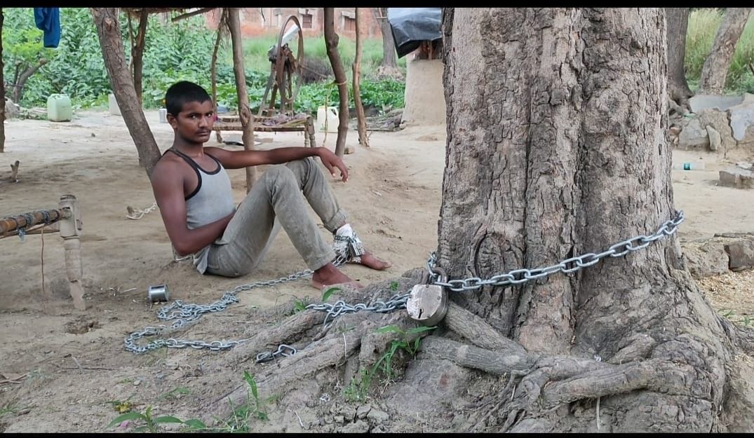 The family tied the drunk man to the chain