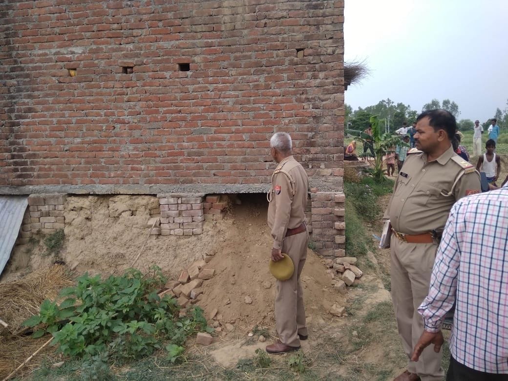 do gharon mein dhaava bol nagadee, jevar le gae chor