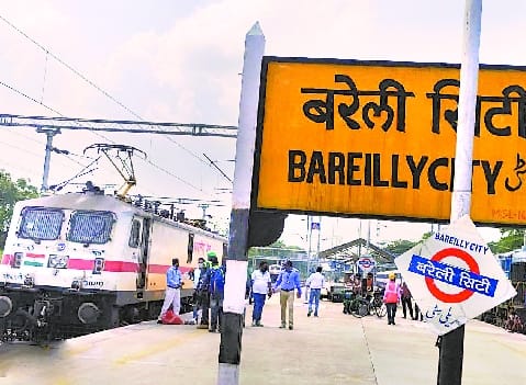 Electric engine ran at a speed of hundred from Kasganj to city station