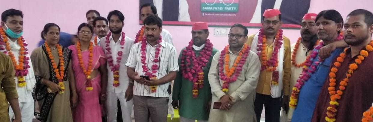 teachers give honor to dr. shulka in banda